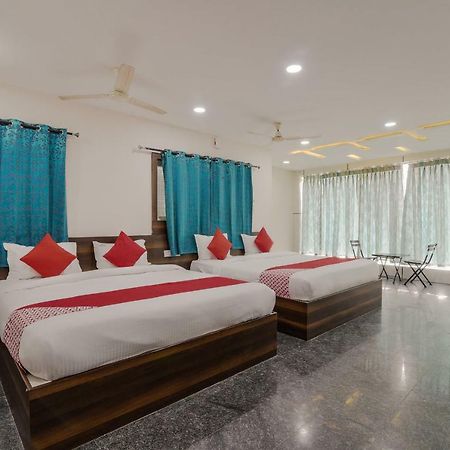 Hôtel Neema Residency à Anantapur Extérieur photo
