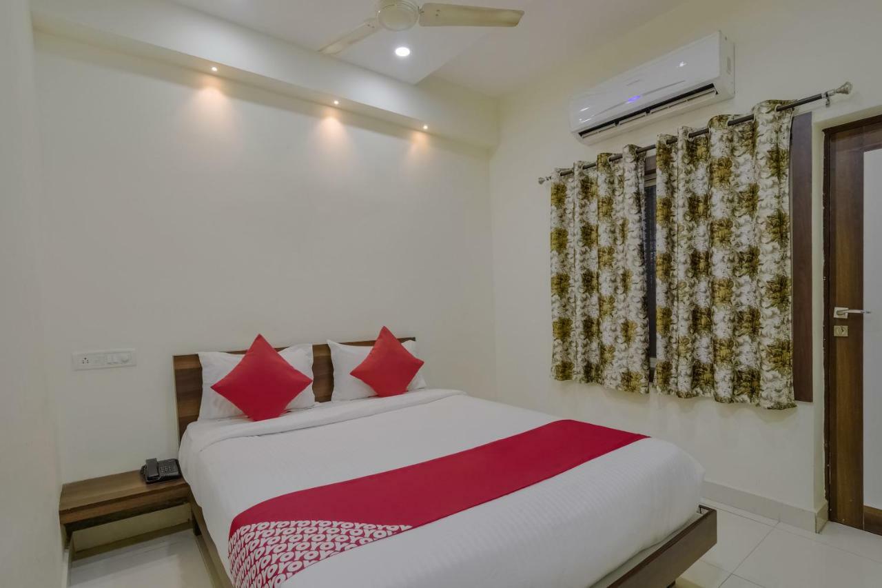 Hôtel Neema Residency à Anantapur Extérieur photo