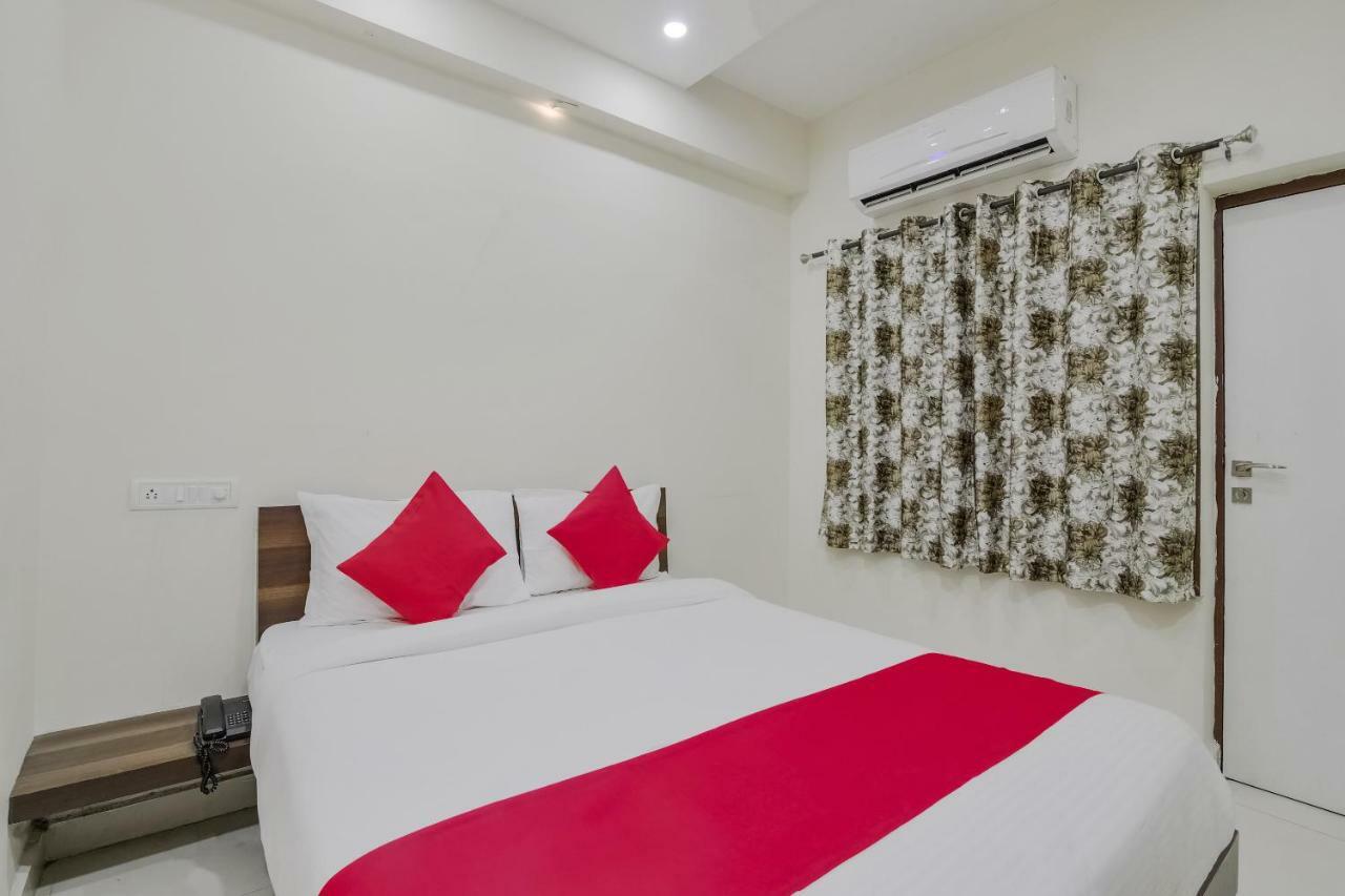 Hôtel Neema Residency à Anantapur Extérieur photo